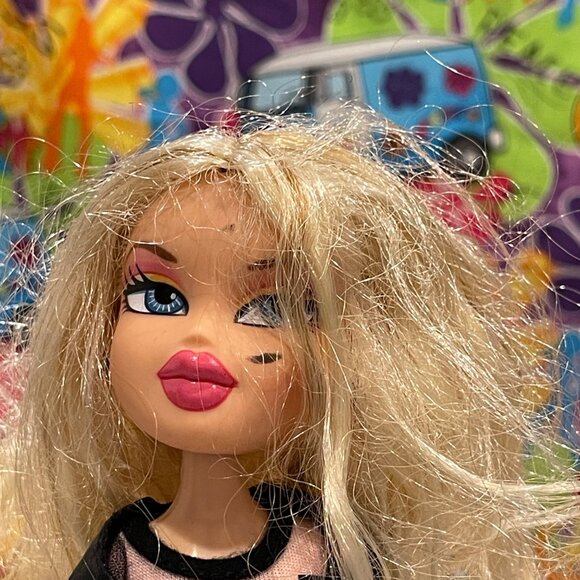 MGA Bratz Doll Dynamite Cloe Doll Black outfit & Pink Shirt (Lot 15) - Picture 3 of 7